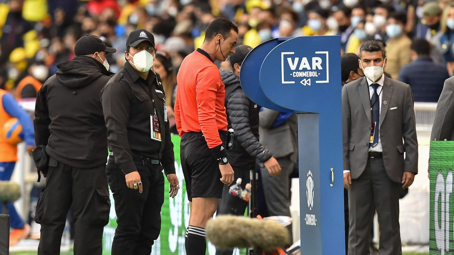 VAR в футболе: революция в судействе или спорная технология? - 2